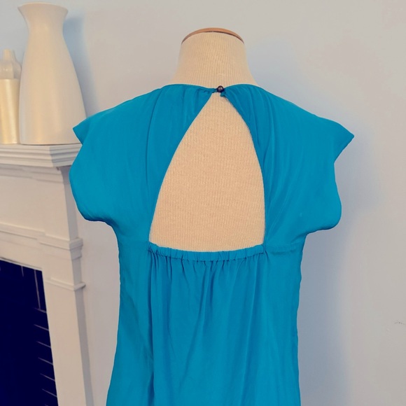 Banana Republic silk square neck top with back keyhole cut-out & flutter sleeve - Picture 4 of 12